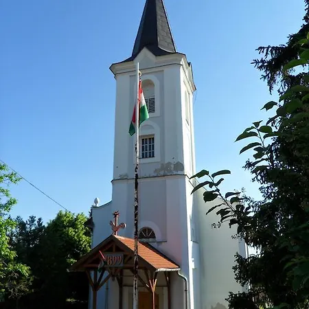 Benyelak - Zoeldorom Kutya - Es Bababarat Vendeghaz *