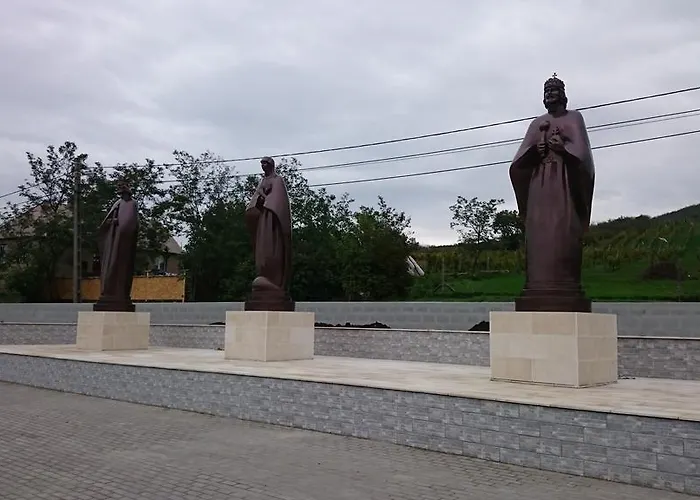 Benyelak - Zoeldorom Kutya - Es Bababarat Vendeghaz